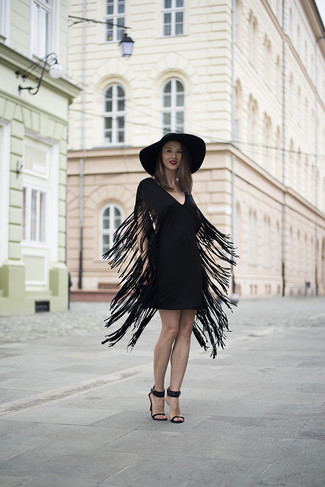 С чем носить черное платье c бахромой: Черное платье c бахромой — хороший образ, если ты ищешь непринужденный, но в то же время модный образ. В этот образ очень легко интегрировать черные замшевые босоножки на каблуке.