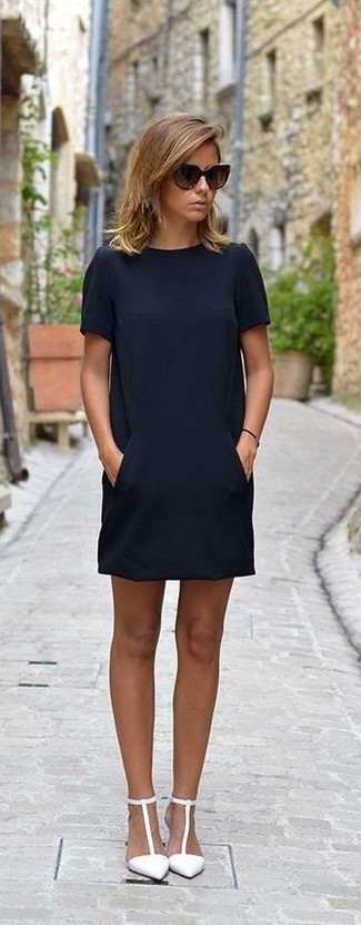 Черное платье прямого кроя от DKNY