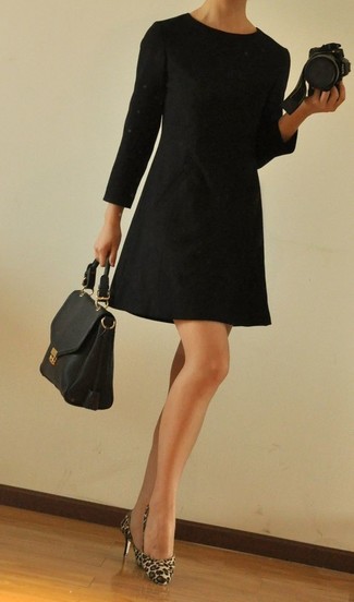 Модный лук: черное платье прямого кроя, светло-коричневые туфли из ворса пони с леопардовым принтом, черная кожаная сумка-саквояж