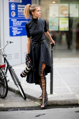 Модный лук: черное платье-рубашка, черные кожаные высокие гладиаторы, черные кожаные перчатки