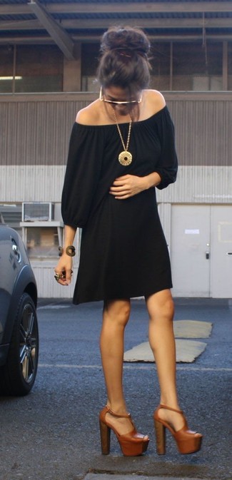 Черное платье с открытыми плечами от Moschino