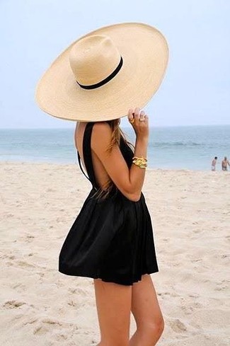 С чем носить бежевую шляпу в 30 лет женщине в теплую погоду: Черное платье с плиссированной юбкой и бежевая шляпа — превосходная формула для создания приятного и простого лука.
