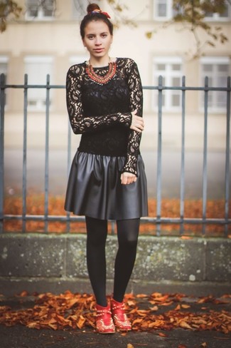 Черное кружевное платье с плиссированной юбкой от Saint Laurent