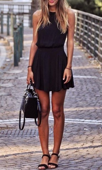 Черное платье с плиссированной юбкой