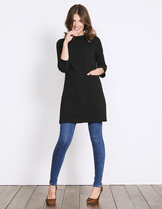С чем носить темно-коричневые туфли: Черное платье-свитер и синие джинсы скинни — необходимые предметы в гардеробе барышень с отменным чувством стиля. Пара темно-коричневых туфель прекрасно подходит к остальным элементам ансамбля.