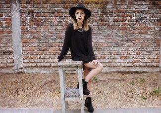 Модный лук: черное платье-свитер, черные замшевые ботильоны на танкетке, черная шерстяная шляпа, серебряное колье
