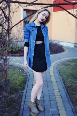Модный лук: черное платье-футляр, синяя джинсовая рубашка, серые замшевые ботильоны на шнуровке, серебряное колье