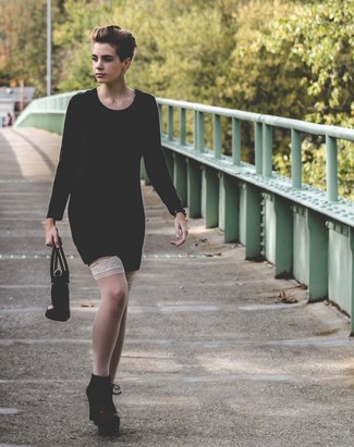 С чем носить коричневые кожаные ботильоны на шнуровке в деловом стиле: Черное платье-футляр — прекрасный вариант для создания лука в элегантно-деловом стиле. Вкупе с этим образом органично выглядят коричневые кожаные ботильоны на шнуровке.