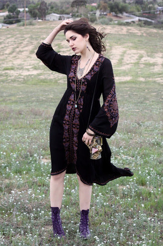 Модный лук: черное повседневное платье с вышивкой, пурпурные кожаные ботинки на шнуровке, серебряное колье, серебряные серьги