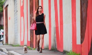 Модный лук: черное повседневное платье, черные кожаные босоножки на каблуке, ярко-розовая кожаная большая сумка, розовый кожаный ремень