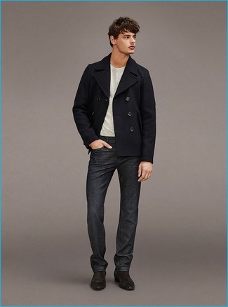 С чем носить серые джинсы в 20 лет мужчине в прохладную погоду: Черное полупальто в сочетании с серыми джинсами чудесно подойдет для рабочего дня в офисе. Дополнив ансамбль темно-серыми замшевыми ботинками челси, получим поразительный результат.