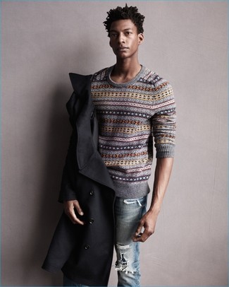 Модный лук: черное полупальто, серый свитер с круглым вырезом с жаккардовым узором, голубые рваные джинсы