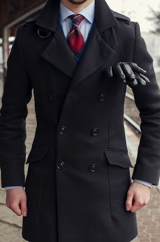 С чем носить черное полупальто в холод в стиле смарт-кэжуал: Комбо из черного полупальто и темно-синего кардигана подходит для свидания или встречи с коллегами.