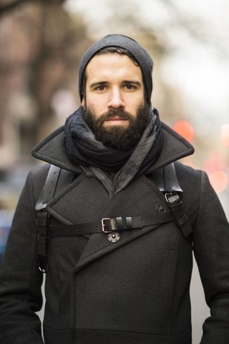 С чем носить рюкзак мужчине в холод в деловом стиле: Черное полупальто и рюкзак — прекрасная формула для воплощения привлекательного и удобного лука.