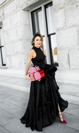 С чем носить черное сатиновое вечернее платье в 30 лет в теплую погоду в деловом стиле: Черное сатиновое вечернее платье — чудесный пример изящного стиля в одежде. В тандеме с этим образом великолепно будут смотреться красные замшевые туфли.