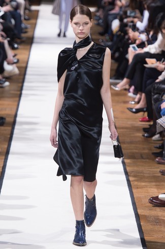 Черное сатиновое платье-футляр от Simone Rocha