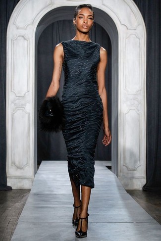 Черное сатиновое платье-футляр от Victoria Beckham