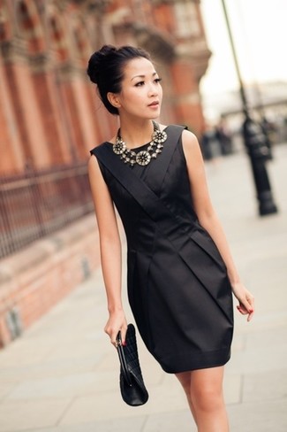С чем носить черное шелковое платье-футляр: Черное шелковое платье-футляр — беспроигрышный ансамбль для свидания в дорогом ресторане.