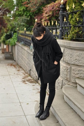 Модный лук: черные джинсы скинни, черные кожаные ботильоны на шнуровке, черный вязаный шарф