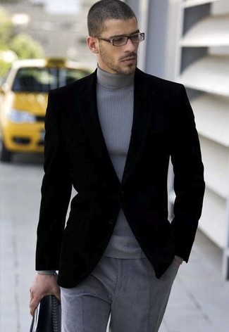 Модный лук: черный бархатный пиджак, серая водолазка, серые шерстяные классические брюки