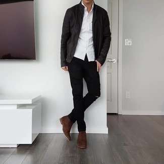 С чем носить коричневые ботинки челси в 30 лет мужчине в стиле кэжуал: Если в одежде ты делаешь ставку на комфорт и практичность, черный кожаный бомбер и черные рваные джинсы — замечательный вариант для стильного повседневного мужского ансамбля. В паре с коричневыми ботинками челси такой лук смотрится особенно удачно.