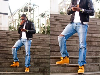 Как носить синие рваные джинсы с черным кожаным бомбером мужчине весна: Если ты ценишь комфорт и функциональность, черный кожаный бомбер и синие рваные джинсы — хороший выбор для привлекательного мужского ансамбля на каждый день. В паре с оранжевыми замшевыми повседневными ботинками такой образ смотрится особенно удачно. Когда холодная пора сменяется более теплыми деньками, подобный лук окажется по душе многим молодым людям.