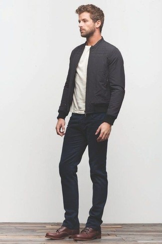 Как носить синие джинсы с темно-коричневыми кожаными повседневными ботинками в 30 лет мужчине в теплую погоду: Если превыше всего ты ценишь комфорт и функциональность, тебе понравится такое сочетание черного бомбера и синих джинсов. Любители модных экспериментов могут завершить образ темно-коричневыми кожаными повседневными ботинками, тем самым добавив в него чуточку классики.