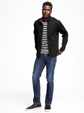 Как носить темно-синие джинсы с черным бомбером мужчине: Черный бомбер в сочетании с темно-синими джинсами — прекрасный вариант для создания мужского ансамбля в стиле элегантной повседневности. Черные кожаные низкие кеды выигрышно дополнят этот лук.