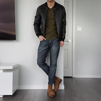 С чем носить бомбер в 30 лет мужчине: Бомбер в сочетании с темно-серыми джинсами поможет составить модный мужской лук. Если ты не боишься сочетать в своих ансамблях разные стили, на ноги можно надеть коричневые замшевые повседневные ботинки.
