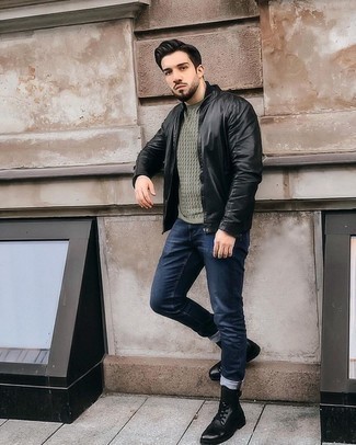 Какие бомберы носить с черными повседневными ботинками мужчине в стиле смарт-кэжуал: Бомбер прекрасно сочетается с темно-синими джинсами. Теперь почему бы не привнести в повседневный лук немного изысканности с помощью черных повседневных ботинок?