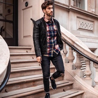 С чем носить разноцветную рубашку с длинным рукавом в шотландскую клетку в 30 лет мужчине осень в спортивном стиле: Если в одежде ты делаешь ставку на комфорт и функциональность, разноцветная рубашка с длинным рукавом в шотландскую клетку и черные рваные джинсы — классный вариант для стильного повседневного мужского образа. Ты можешь легко адаптировать такой образ к повседневным делам, надев черно-белыми кроссовками. Само собой разумеется, такой образ станет хорошей идеей в весенне-осенний период.