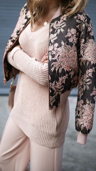 С чем носить ярко-розовый свободный свитер: Дуэт ярко-розового свободного свитера и розовых широких брюк смотрится очень красиво и современно.
