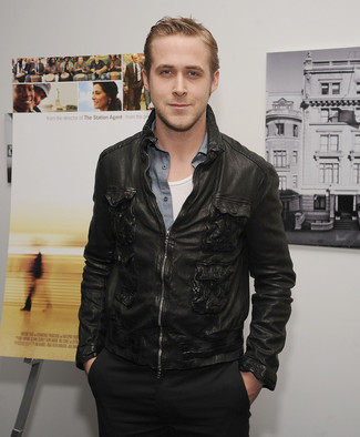 Как Ryan Gosling носит Черный кожаный бомбер, Серая рубашка с длинным рукавом из шамбре, Белая майка, Черные брюки чинос