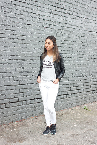 С чем носить черный бомбер женщине: Черный бомбер и белые джинсы помогут составить гармоничный и стильный образ. Поклонницы смелых сочетаний могут завершить лук черными кроссовками.
