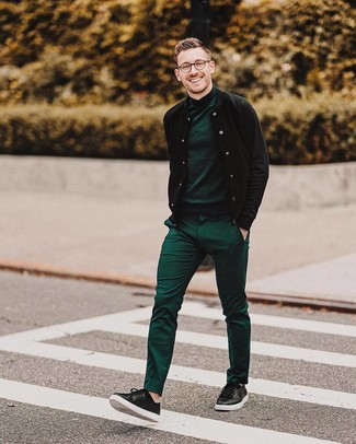 С чем носить темно-зеленую водолазку мужчине: Темно-зеленая водолазка в паре с зелеными классическими брюками — великолепный пример элегантного стиля. Если сочетание несочетаемого импонирует тебе не меньше, чем проверенная классика, дополни свой образ черными кожаными низкими кедами.