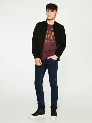 Какие зауженные джинсы носить с темно-красной футболкой с круглым вырезом в 20 лет мужчине в теплую погоду в стиле кэжуал: Тандем темно-красной футболки с круглым вырезом и зауженных джинсов - самый простой из возможных образов для активного досуга. Черные кожаные высокие кеды становятся замечательным дополнением к твоему ансамблю.