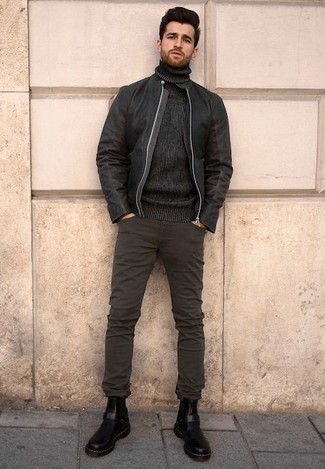 Как носить черный замшевый бомбер с темно-коричневыми джинсами в 30 лет мужчине в прохладную погоду в стиле смарт-кэжуал: Черный замшевый бомбер в сочетании с темно-коричневыми джинсами продолжает импонировать молодым людям, которые любят одеваться модно. Черные кожаные ботинки челси добавят ансамблю утонченности.