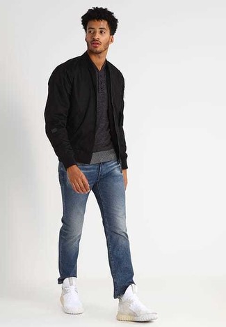 С чем носить синие джинсы в 20 лет мужчине: Сочетание черного бомбера и синих джинсов — замечательный вариант для создания мужского ансамбля в элегантно-деловом стиле. белые кроссовки добавят ансамблю легкой небрежности и дерзости.