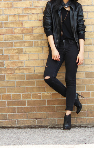 С чем носить черный кожаный бомбер в 30 лет женщине: Если в одежде ты делаешь ставку на комфорт и практичность, черный кожаный бомбер и черные рваные джинсы скинни — замечательный вариант для модного ансамбля на каждый день. В паре с этим образом наиболее удачно смотрятся черные кожаные ботильоны.