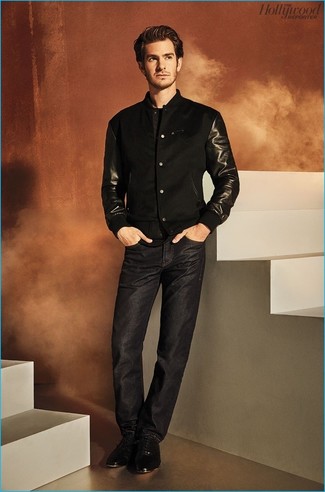 Как Andrew Garfield носит Черный бомбер, Черные джинсы, Черные кожаные оксфорды