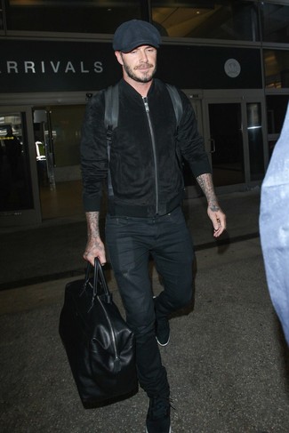 Как David Beckham носит Черный замшевый бомбер, Черные джинсы, Черные кроссовки, Черная кепка