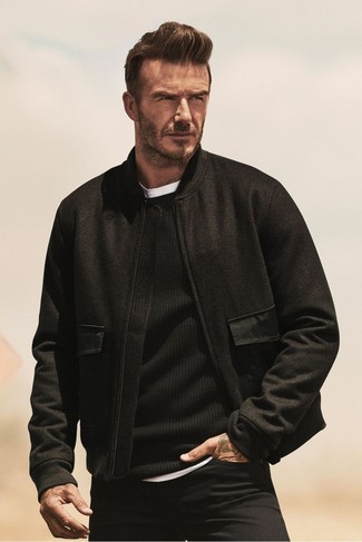 Как David Beckham носит Черный шерстяной бомбер, Черный свитер с круглым вырезом, Белая футболка с круглым вырезом, Черные джинсы