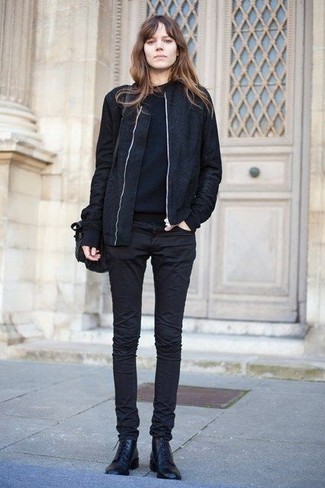 Модный лук: черный бомбер, черный свитер с круглым вырезом, черные джинсы скинни, черные кожаные ботинки на шнуровке