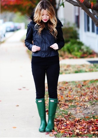С чем носить черный кожаный бомбер в 30 лет женщине осень в стиле кэжуал: Черный кожаный бомбер и черные узкие брюки — неотъемлемые предметы в арсенале поклонниц стиля casual. Тебе нравятся смелые решения? Можешь дополнить свой лук темно-зелеными резиновыми сапогами. Остановив выбор на таком осеннем образе, будь уверена, ты будешь выглядеть сногсшибательно.