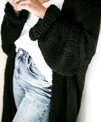 С чем носить черный вязаный кардиган женщине: Сочетание черного вязаного кардигана и голубых джинсов — замечательный вариант для воплощения лука в стиле smart casual.