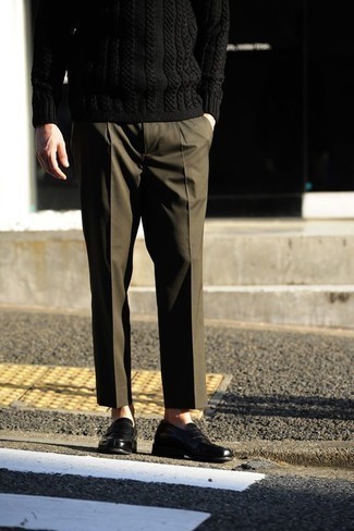 Модный лук: черный вязаный свитер, оливковые классические брюки, черные кожаные лоферы