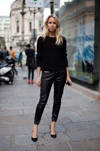 С чем носить черные кожаные узкие брюки осень в стиле смарт-кэжуал: В сочетании друг с другом черный вязаный свитер и черные кожаные узкие брюки выглядят весьма выигрышно. Очень удачно здесь выглядят черные замшевые туфли. Когда ты одета по моде, весь день проходит на позитиве, даже если на улице по-осеннему тоскливо и угрюмо.