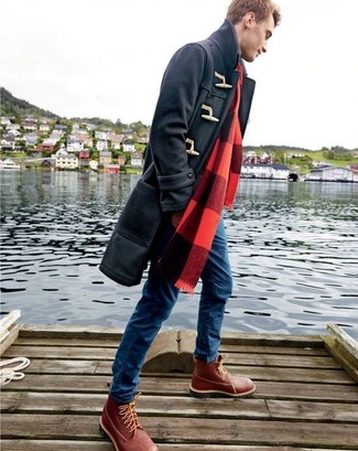 С чем носить красно-черный шарф в шотландскую клетку мужчине: Такое простое и комфортное сочетание вещей, как черный дафлкот и красно-черный шарф в шотландскую клетку, нравится парням, которые любят проводить дни в постоянном движении. Темно-красные кожаные рабочие ботинки — идеальный выбор, чтобы дополнить лук.