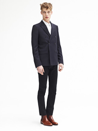 Модный лук: черный двубортный пиджак, белая классическая рубашка, черные брюки чинос, коричневые кожаные ботинки челси