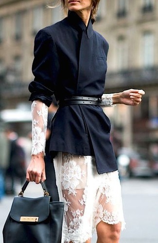 Модный лук: черный двубортный пиджак, белое кружевное платье-миди, черная кожаная сумка-саквояж, черный кожаный ремень